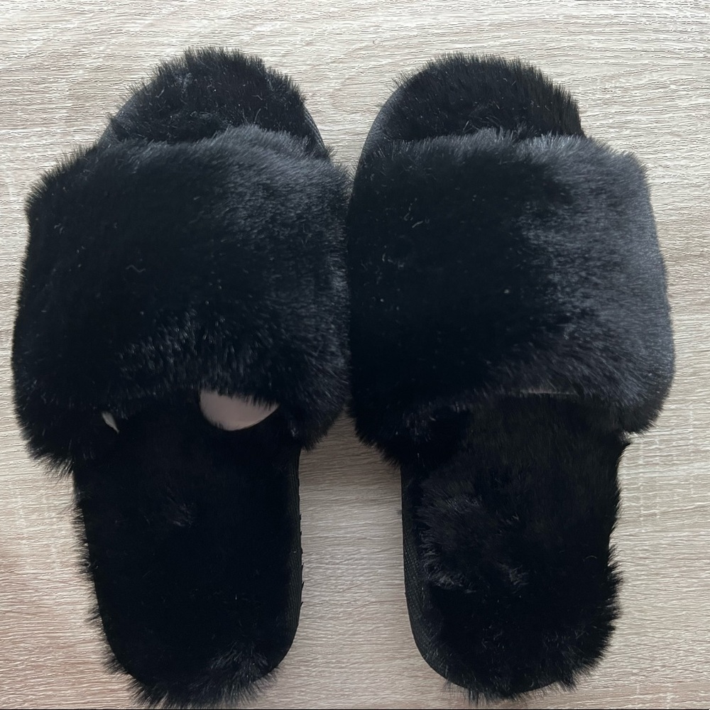 Women’s black fur slippers